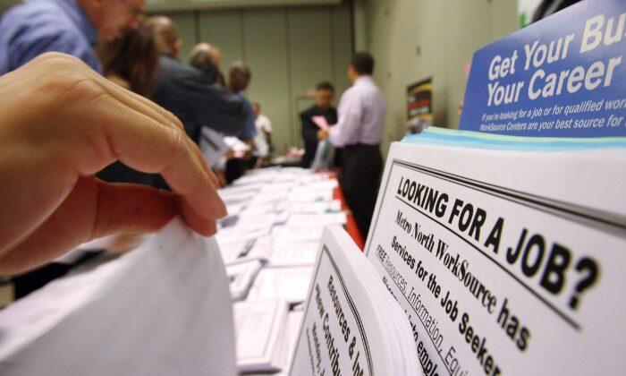 Unemployment Claims Fall to Pandemic Low Amid Tight Labor Market