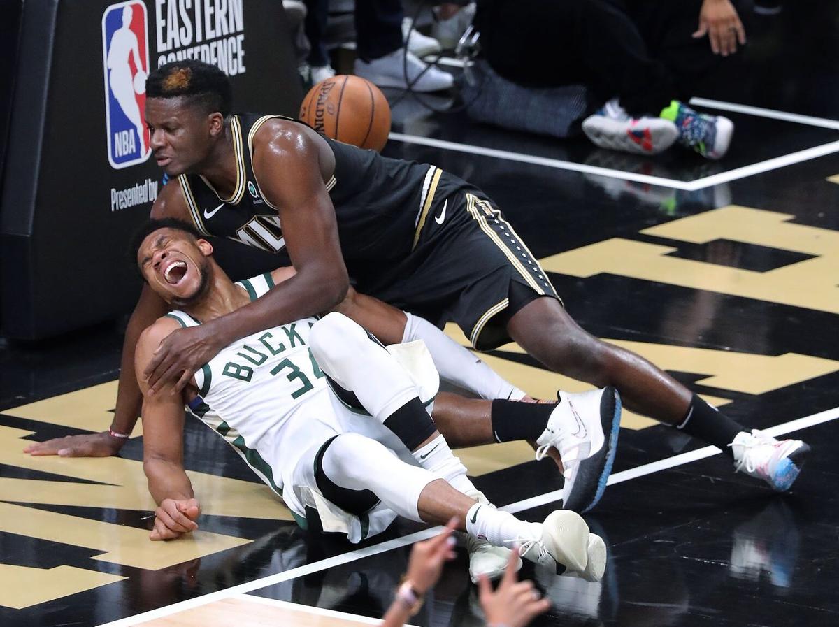 Bucks’ Antetokounmpo Hyperextends Left Knee, Status Unclear