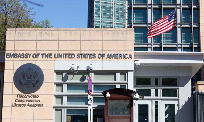 US Bids ‘Do Svidaniya’ to Russian Staff at Moscow Embassy