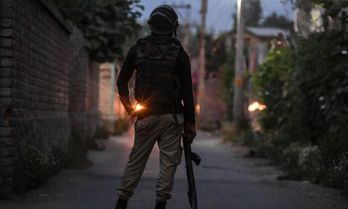 5 Suspected Rebels, Indian Soldier Killed in Kashmir