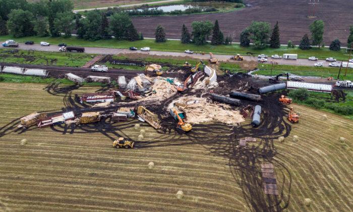 Train Derails in Canada, Spilling Timber and Tar Sands