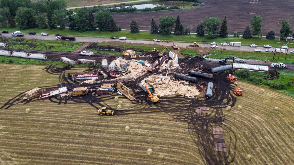 Train Derails in Canada, Spilling Timber and Tar Sands