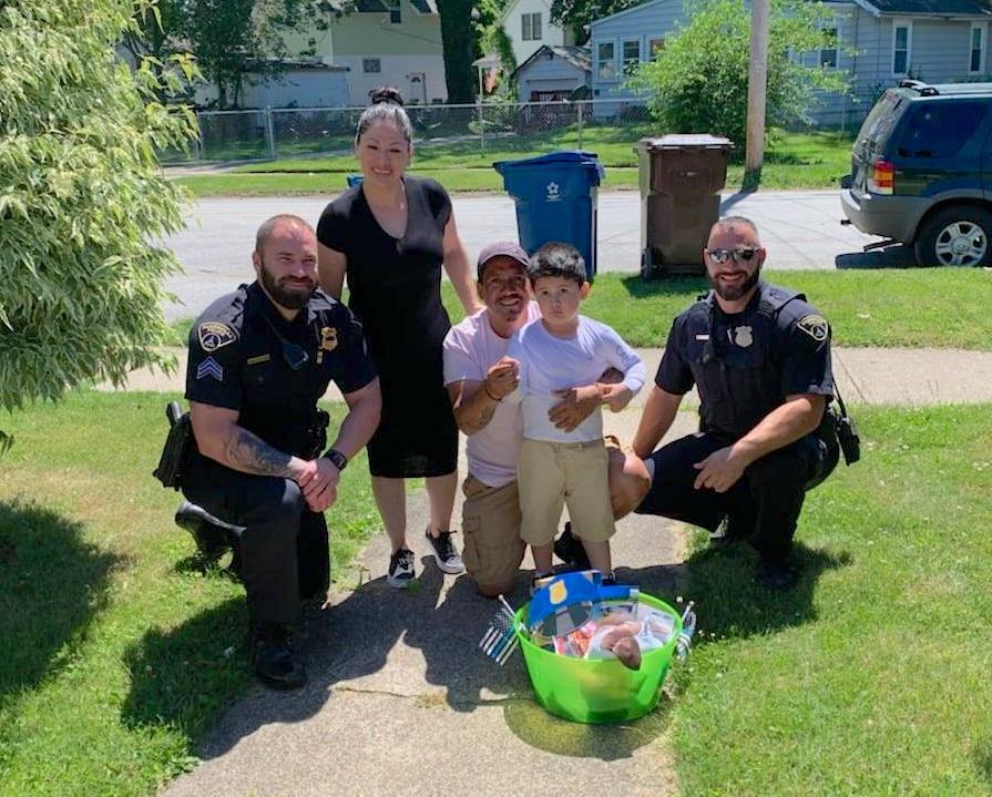 (L–R) Officer Tycast, Anna, Jose, Paolo, and Officer Thompson. (Courtesy of <a href="https://www.facebook.com/PainesvillePoliceDepartment/">City of Painesville Police Department</a>)