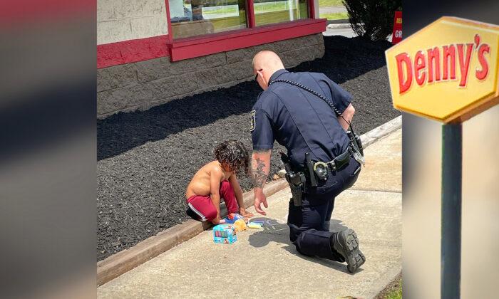Touching Photo Shows Police Officer Comforting Homeless Child Living in Denny’s Parking Lot With Mom