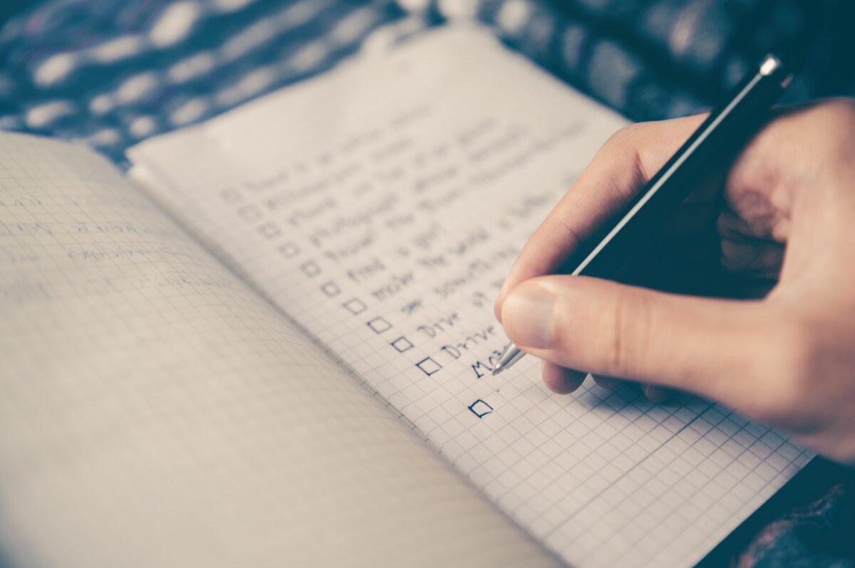 A person writes a to-do checklist in this stock photo. (Pixabay)