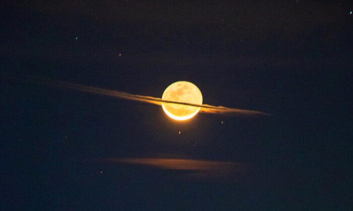 Photographer Captures a Breathtaking Image of the ‘Moon Dressed Like Saturn’