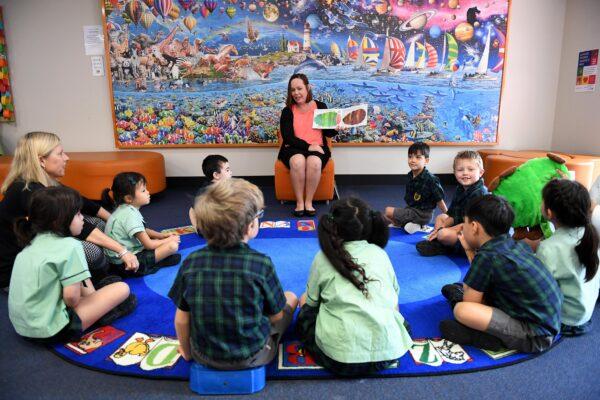 A teacher reads a story to young students at The Glenleighden School in Brisbane, Australia on May 18, 2017. (AAP Image/Dan Peled)
