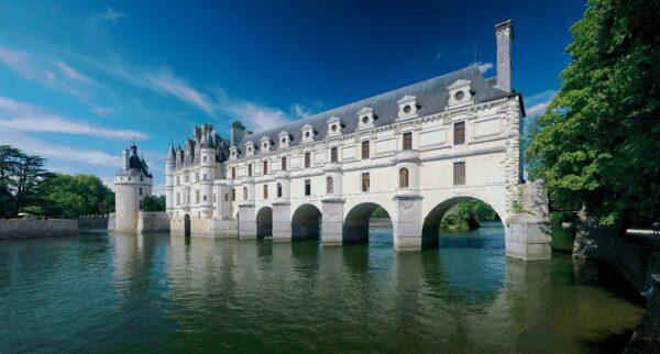 In 1547, the château was given as a gift by King Henry II to his favorite mistress Diane de Poitiers, who commissioned Pacello da Mercoliano to design and build the gardens and entrusted architect Philibert de l’Orme with the task of building a bridge over the Cher River to extend the gardens to the other shore. (Ra-smit/GFDL)