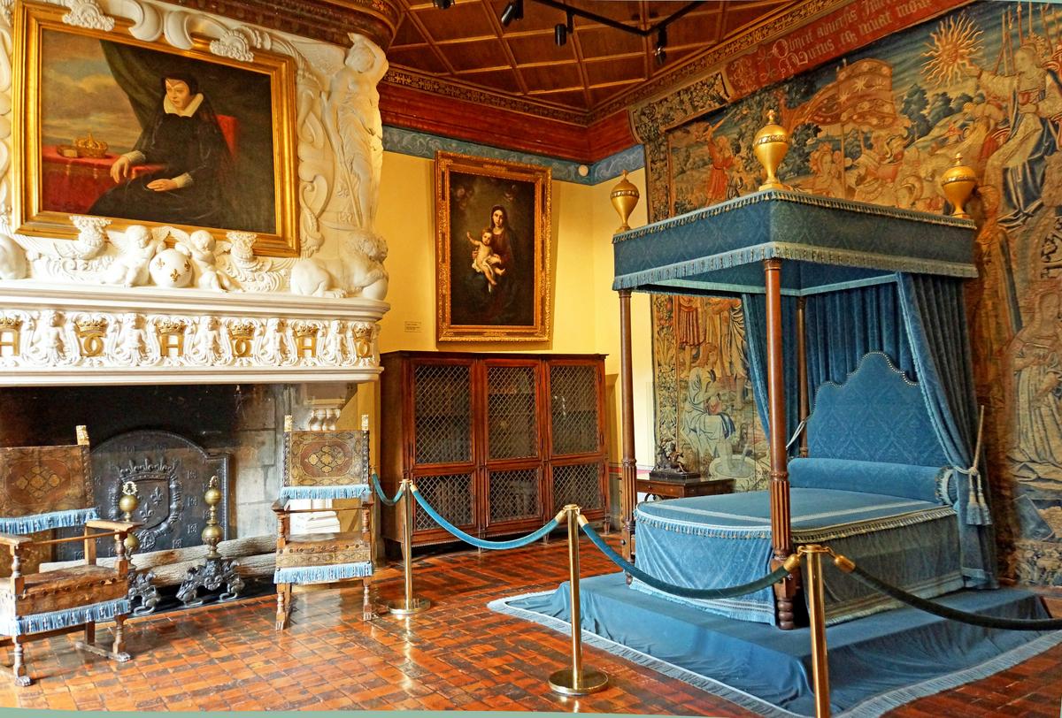 Many of the château’s most beautiful spaces are the bedrooms of the nobility. The bedroom of Diane de Poitiers, mistress of King Henry II, who lived here at his leisure, is accented with masterpieces by artists such as Murillo and Ribalta and rare tapestries depicting scenes from the Old Testament. (Dennis Jarvis/CC-BY-2.0)