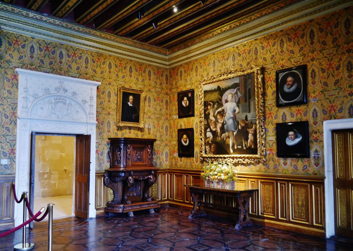 François I’s Drawing Room (above) features a portrait of Diane de Poitiers as Diane the Huntress by Primaticcio, among many artworks. The literary salon of Louise Dupin attracted writers and philosophers from the Enlightenment movement, including Voltaire and Montesquieu. (Zairon/CC-BY-4.0)