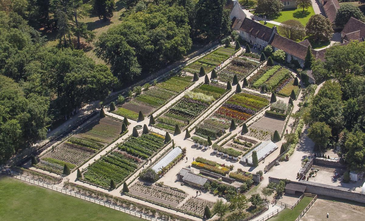 Château de Chenonceau has a massive flower garden and workshops bordered by apple trees and Queen Elizabeth rose bushes. About 2.5 acres are devoted to the cultivation of some hundred varieties of flowers for the château’s floral displays. (Courtesy of Château de Chenonceau)