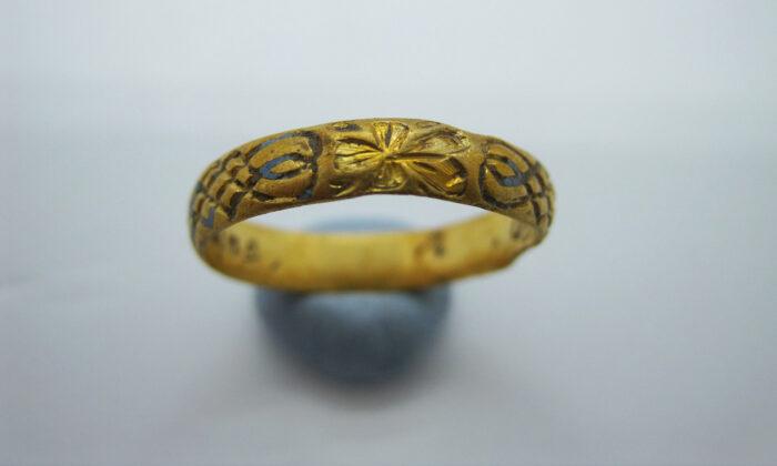 Metal Detectorist Discovers 400-Year-Old Gold Posy Ring Engraved With 2 Hearts