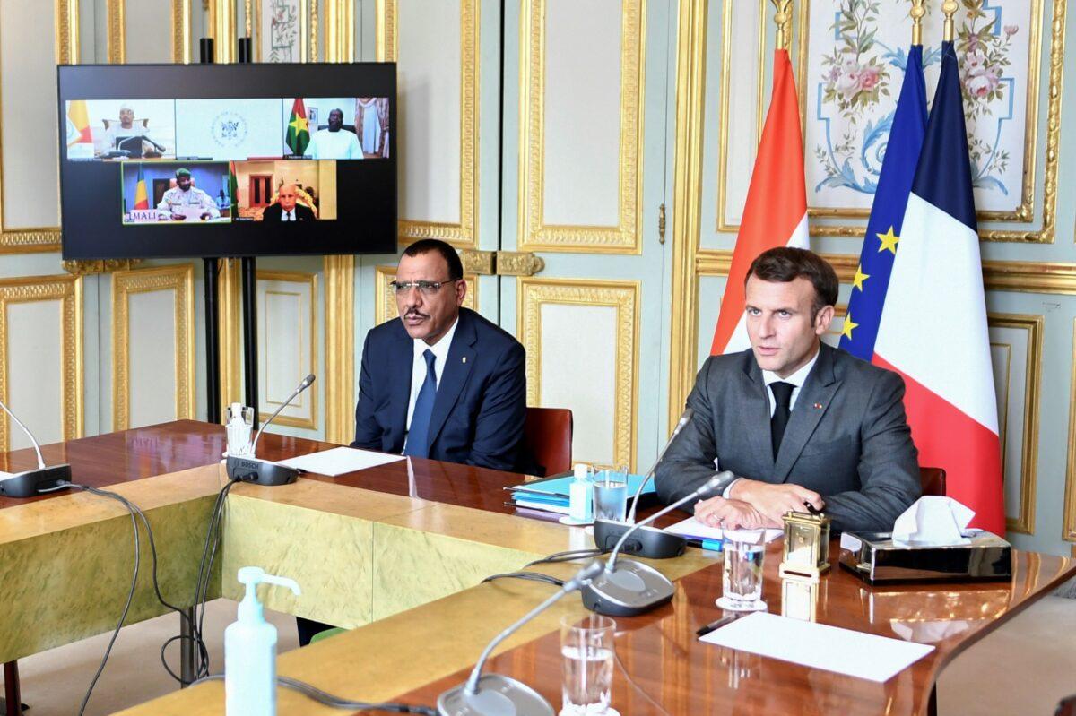 French President Emmanuel Macron (R) and Niger's President Mohamed Bazoum (L) attend a video summit with leaders of G5 Sahel countries, at the <span style="font-weight: 400;">É</span>lys<span style="font-weight: 400;">é</span>e Presidential Palace in Paris on July 9, 2021. (Stephane de Sakutin/AP)