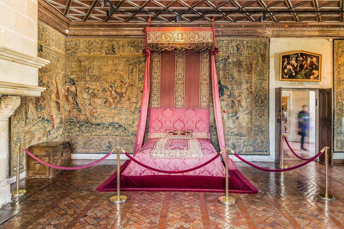 The Room of Five Queens is one of the most lavishly appointed rooms. Ornate tapestries adorn the walls, and masterworks by Rubens and Pierre Mignard look down on the elaborately embellished bed used by Catherine de' Medici’s daughters Margaret of France and Elisabeth of Valois. The bed was also used by her daughters-in-law: Mary Stuart, Queen of Scots; Elisabeth of Austria; and Louise of Lorraine. (Krzysztof Golik/CC-BY-4.0)