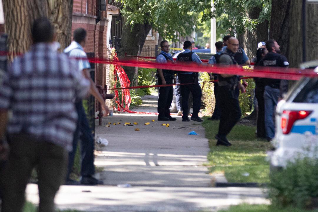 Chicago Police Shoot Suspect After Pointing Gun During Arrest Warrant