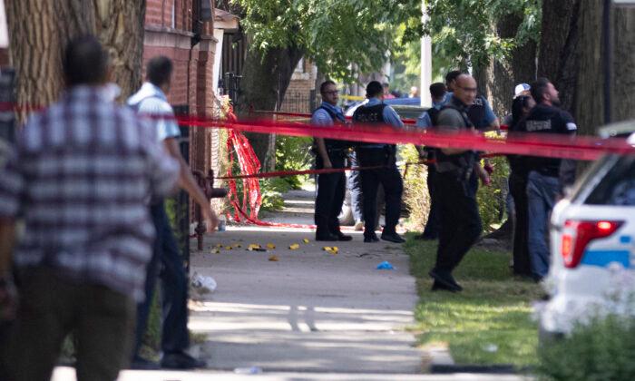 Chicago Police Shoot Suspect After Pointing Gun During Arrest Warrant