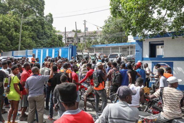 A crowd surrounds the Petionville Police station where armed men, accused of being involved in the assassination of President Jovenel Moise, are being held in Port au Prince, Haiti, on July 8, 2021. (Valerie Baeriswyl/AFP via Getty Images)