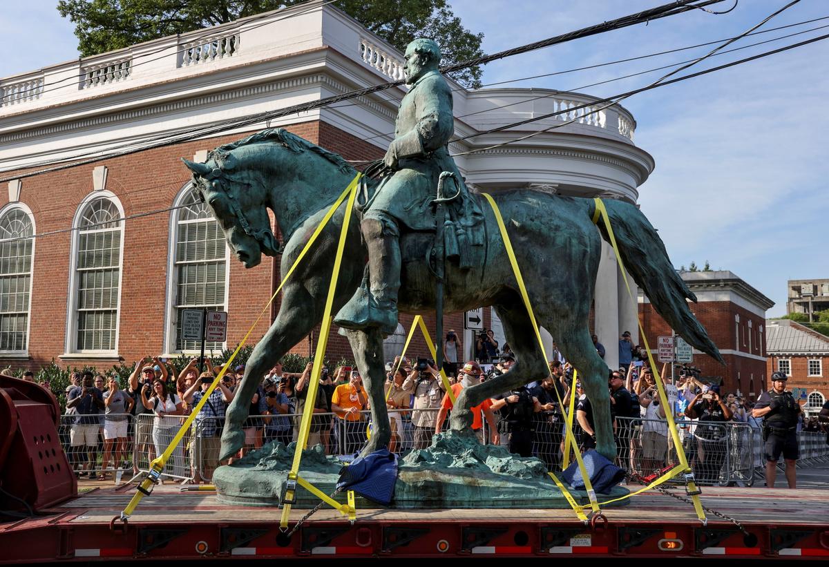 Charlottesville Removes Confederate Robert E. Lee Statue