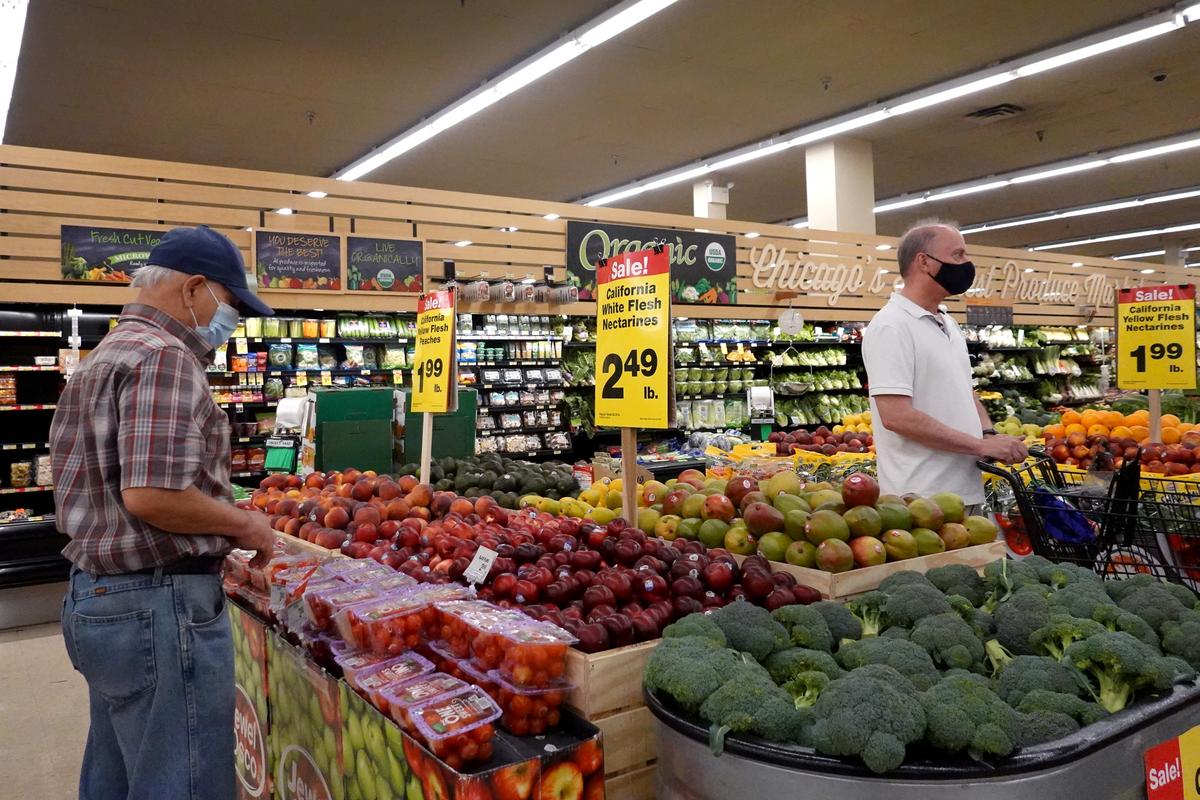 Customers shop for produce at a supermarket in Chicago, Ill., on June 10, 2021. (Scott Olson/Getty Images)