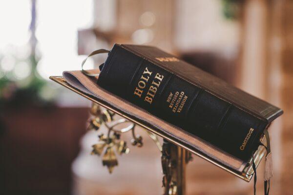 Bible on a podium. (stempow / Pixabay)