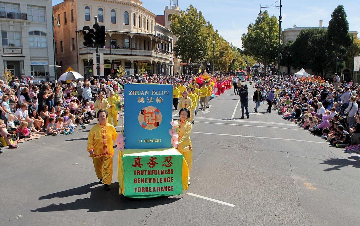 Falun Gong practitioners with the model of the book “Zhuan Falun” in the Easter Parade in Bendigo city, Australia, on March 27, 2016. (<a href="https://en.minghui.org/">Minghui.org</a>)