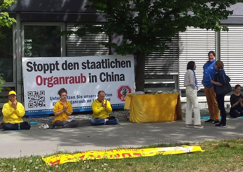Photo of the event organized by Daniela Dascula outside the Chinese Consulate in Munich in April 2019 to raise awareness of the ongoing persecution of Falun Gong. (<a href="https://en.minghui.org/">Minghui.org</a>)