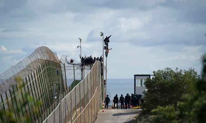 Illegal Immigrants Try To Enter Spanish City in 2nd Clash in 3 Days