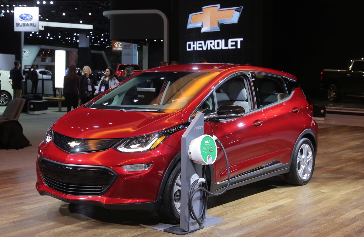 US Urges 50,000 Chevy Bolt Owners to Park Outside Because of Fire Risks