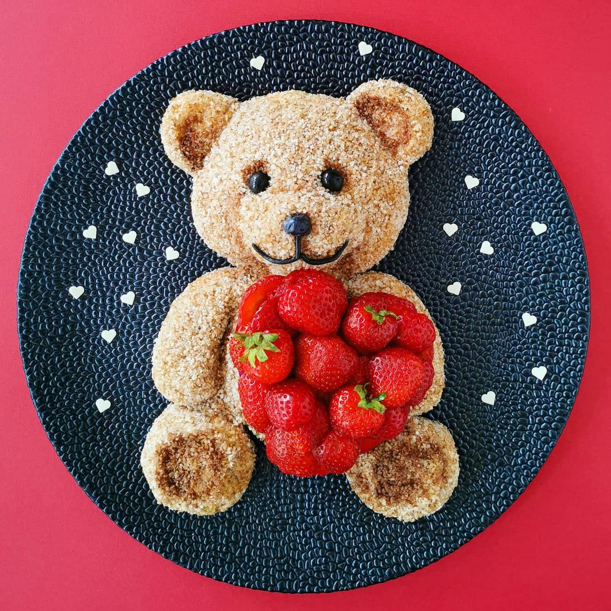 A cuddly teddy bear made of sugar and strawberries. (Courtesy of <a href="https://www.instagram.com/demealprepper/">Jolanda Stokkermans</a>)