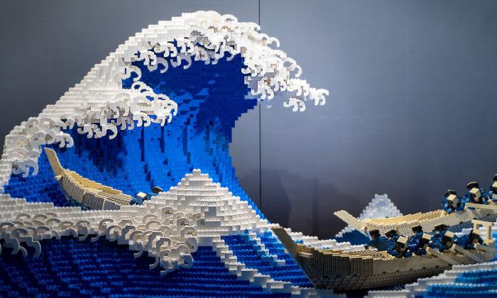 Japan-Based Sculptor Recreates ‘The Great Wave Off Kanagawa’ With 50,000 LEGO Pieces