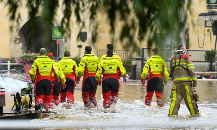 Thousands of Dutch Urged to Leave Their Homes as Rivers Flood