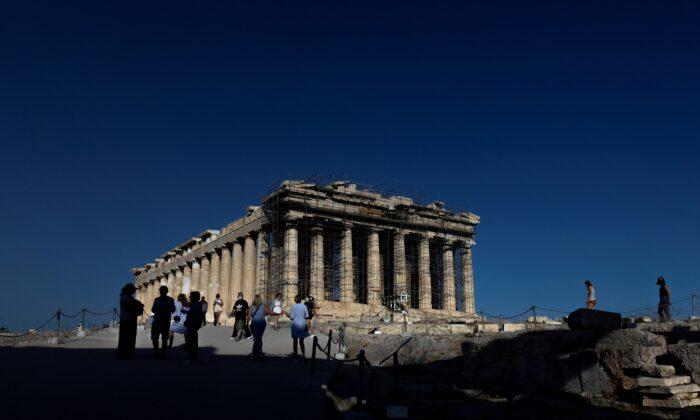 Greece Orders Testing of Unvaccinated Tourism Staff on Islands