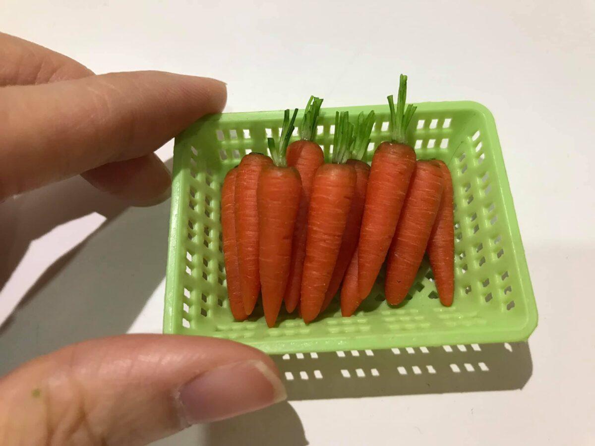 Miniature clay carrots that appear to be freshly harvested. (Courtesy of <a href="https://www.facebook.com/quynh.pe.963">Nhu Quynh Nguyen</a> and <a href="https://www.facebook.com/groups/groupyeubep/permalink/1422297744821043/">Esheep Kitchen family</a>)