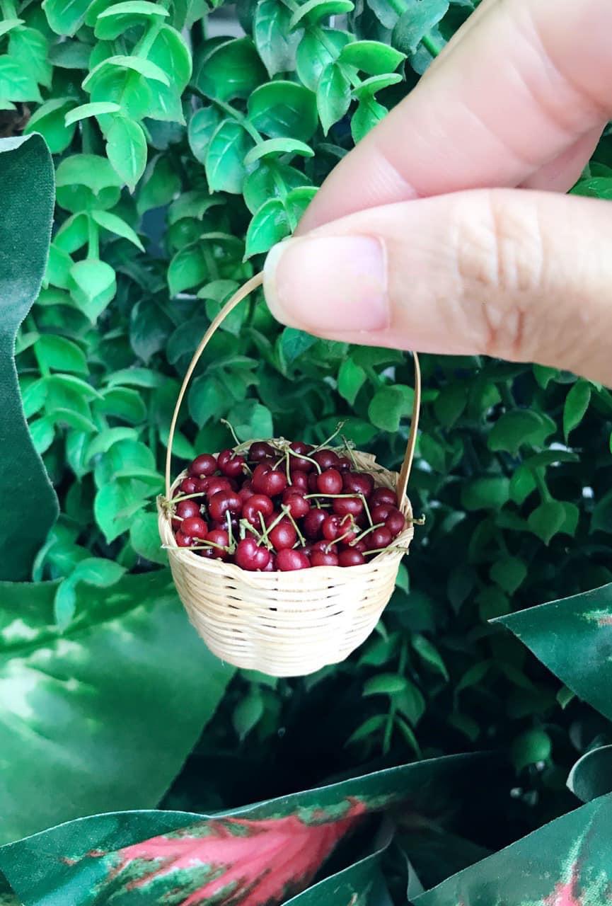 Miniature clay cherries. (Courtesy of <a href="https://www.facebook.com/quynh.pe.963">Nhu Quynh Nguyen</a> and <a href="https://www.facebook.com/groups/groupyeubep/permalink/1422297744821043/">Esheep Kitchen family</a>)
