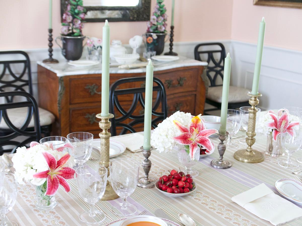 Pretty pastels, small flower arrangements, and plates of fresh fruit define this airy, elegant summer table setting. (Victoria de la Maza)