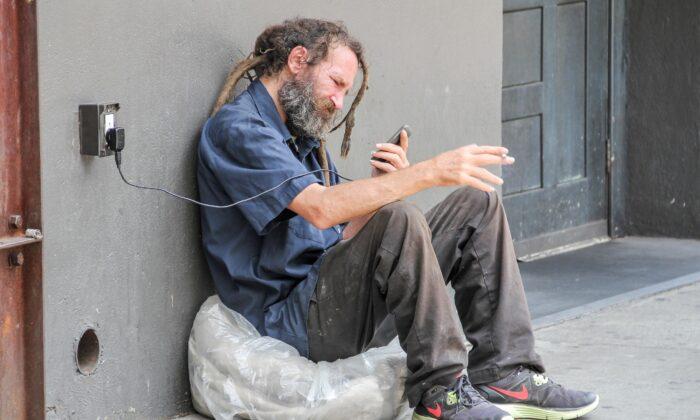 Why So Many Homeless People Have Smartphones