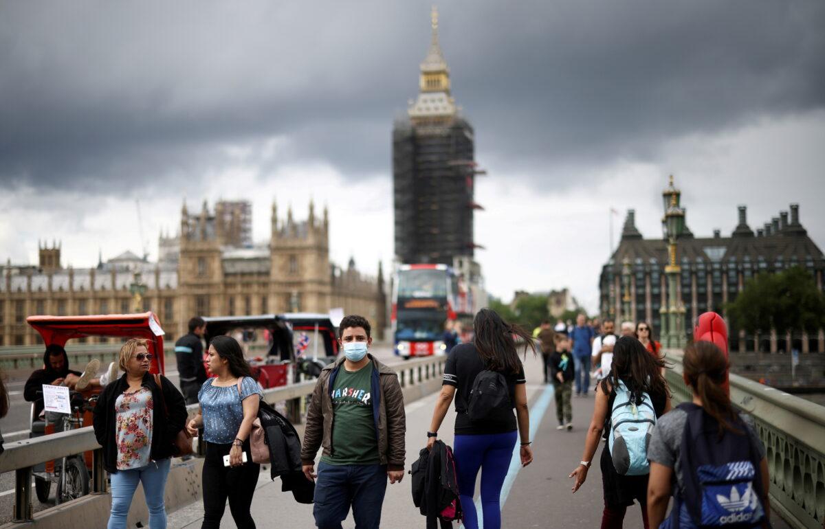 People, some wearing protective face masks, walk over Westminster Bridge, amid the COVID-19 pandemic, in London, Britain, on July 4, 2021. (Henry Nicholls/Reuters)