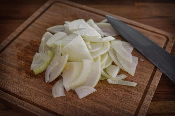 Slice the onions and briefly bake them. (Audrey Le Goff)