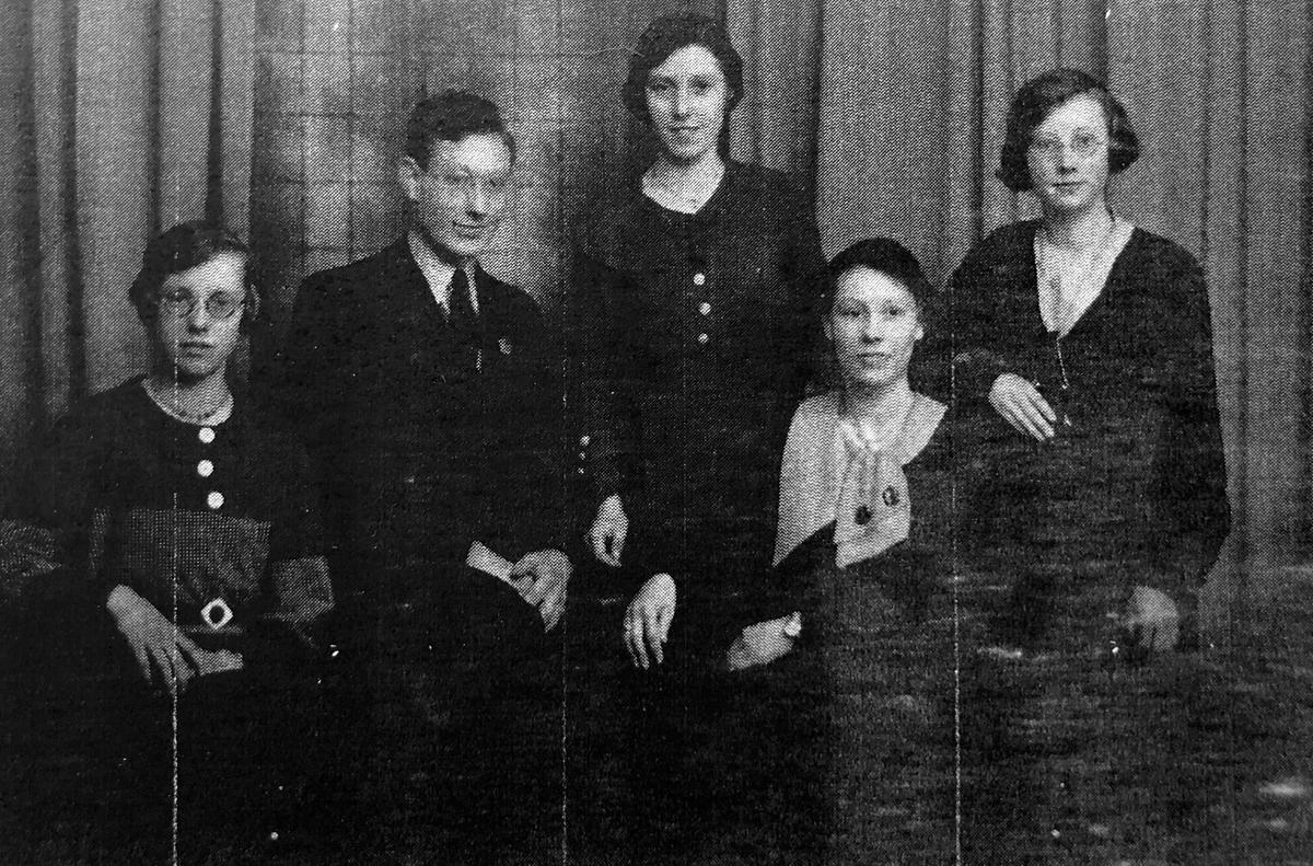 Twins Edith and Dorcas with their siblings. (SWNS)