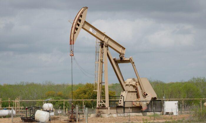 Oil Drops 1 Percent as US Stockpile Rise Saps Rally
