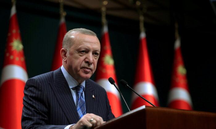 Ukraine, Russia Inching Closer to Ending War But Still Far Apart on Territory: Turkish President