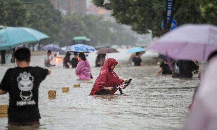 Deadly Flood Inundates Zhengzhou City, Trapping People Underground in Subway and on Trains