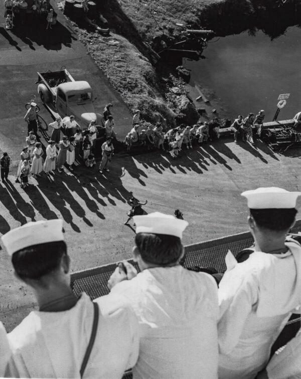 Sailors aboard the USS Bon Homme Richard are greeted by a welcome party as the ship docks in Hawaii, circa 1952. (Courtesy Arthur Moss)