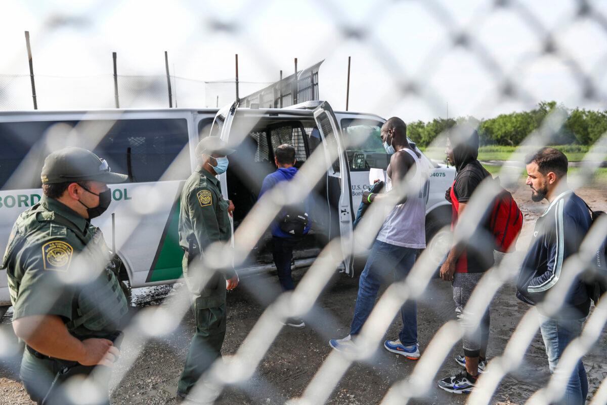 Border Patrol picks up illegal immigrants who have just crossed the Rio Grande from Mexico into Del Rio, Texas, on July 20, 2021. (Charlotte Cuthbertson/The Epoch Times)