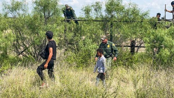 Border Patrol agents and State Troopers catch six Hondurans, including an 8-year-old boy, in Kinney County, Texas, on July 21, 2021. (Charlotte Cuthbertson/The Epoch Times)