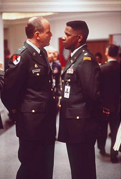 Gen. Hershberg (Michael Moriarty, L) and Lt. Col. Nat Serling (Denzel Washington), in “Courage Under Fire.” (Fox 2000 Pictures)