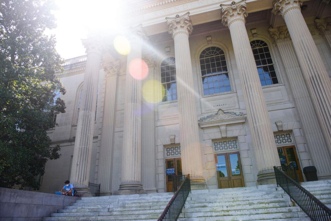 UNC Journalism Professors Protest ‘Objectivity’ in News Reporting