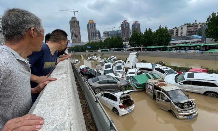 Neglected by Authorities, Locals Take on Relief Work in Flood-Hit Central China