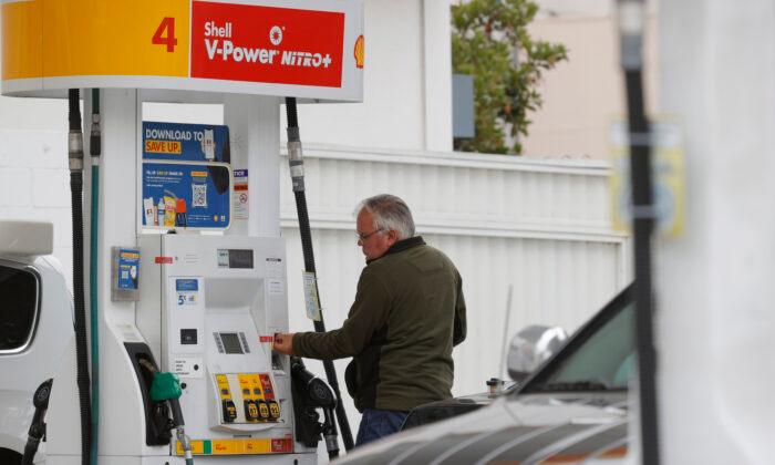 US Gas Prices Dip After Soaring Amid Summer Travel