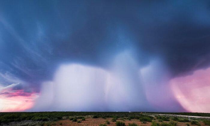 Texas Storm Chaser Captures ‘Unreal’ Photos of ‘Quadruple Microburst’ Collapsing From the Sky